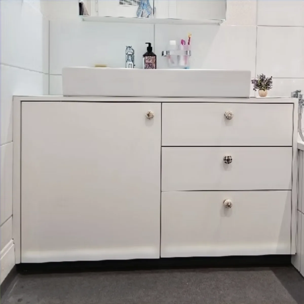 Individuelles Badmöbel mit Waschtisch-Unterbau