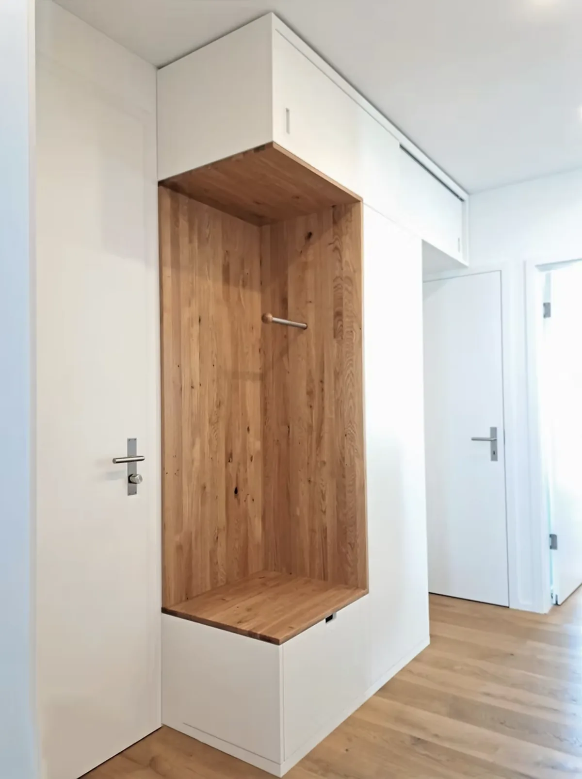 Massgefertigte Einbaugarderobe mit Holznische