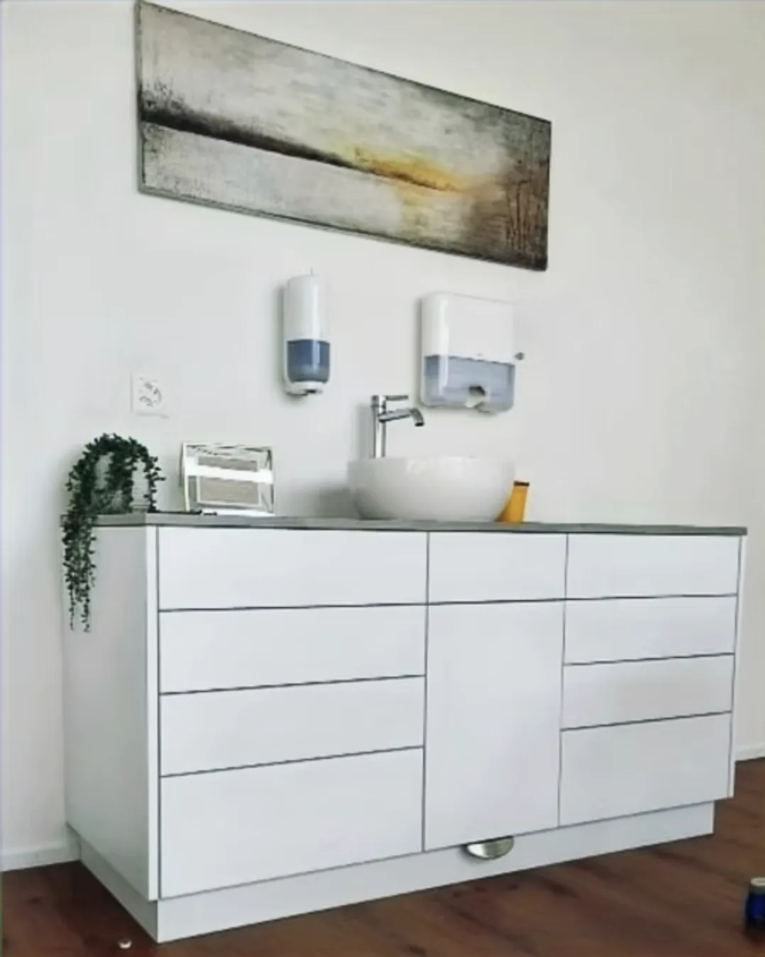 Massgefertigtes Praxismöbel mit Waschtisch